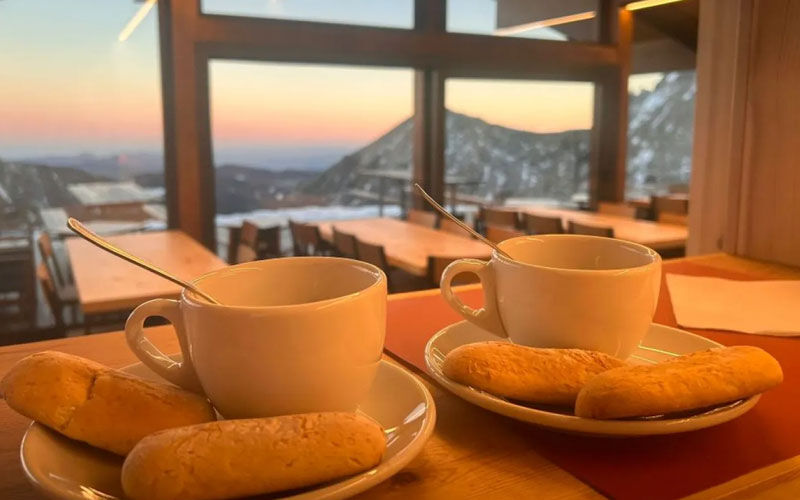 Paseo en m&aacute;quina pisanieves al atardecer en Vallter